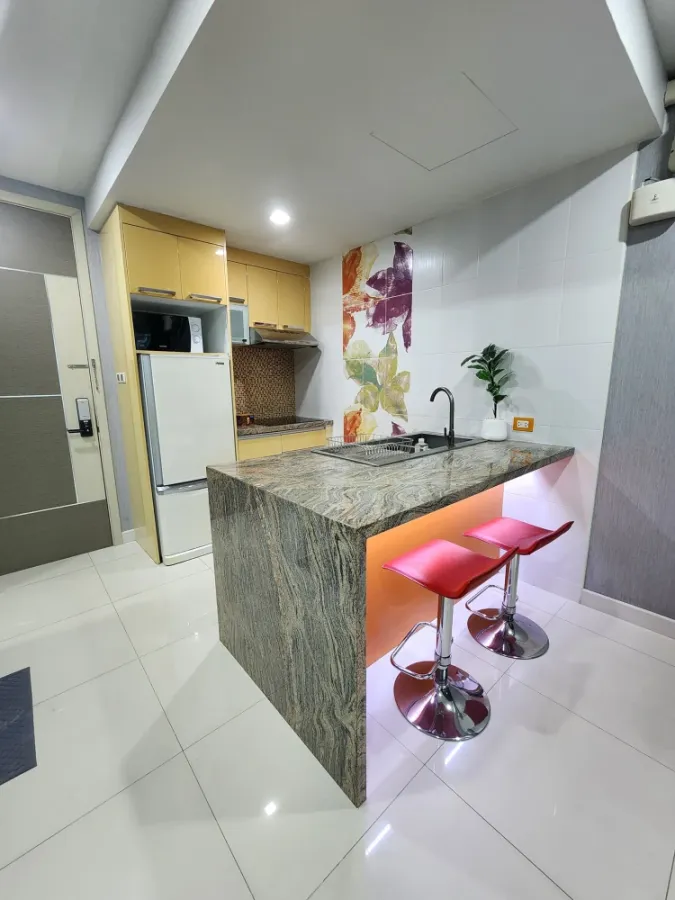 Condo Apus for rent, spacious room, lots of usable space, beautiful wallpaper, good location, don't miss out on this great deal.