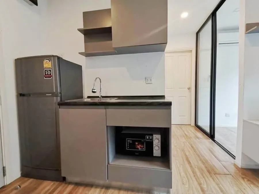 For sale or rent: Kensington Laem Chabang, Building B, 6th floor, size 35 square meters, corner room with pool view, meets all needs.