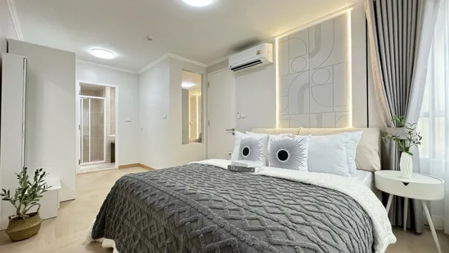 For rent: The Clover Thonglor, 8th floor. Beautifully furnished and ready to move in. Book now! Don't miss out!