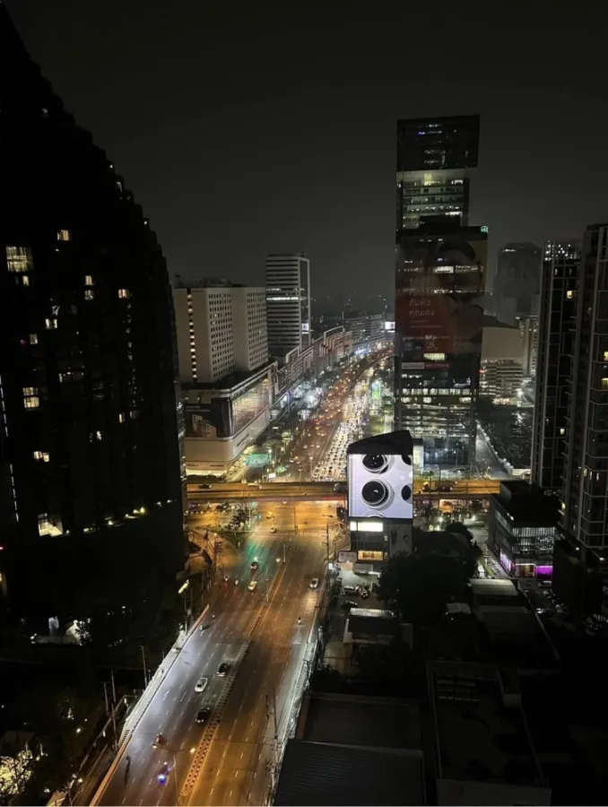 For rent: Rhythm Asoke 2, 27th floor, highest floor, city view, very good atmosphere, very clean and tidy room, don't miss it.