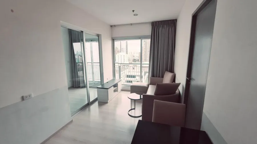 Condo for sale Life Ratchadaphisek, 9th floor, city view, fully furnished and electrical appliances.
