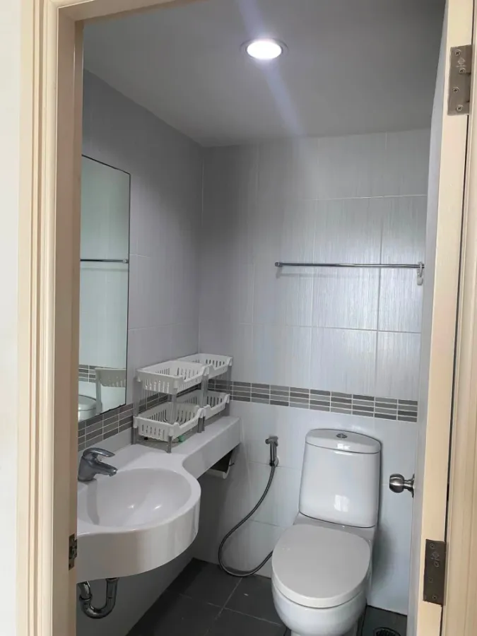 For sale or rent: Lumpini Park Rama 9-Ratchada. Large, comfortable unit on the 24th floor (top floor), corner unit, next to the fire escape, offering