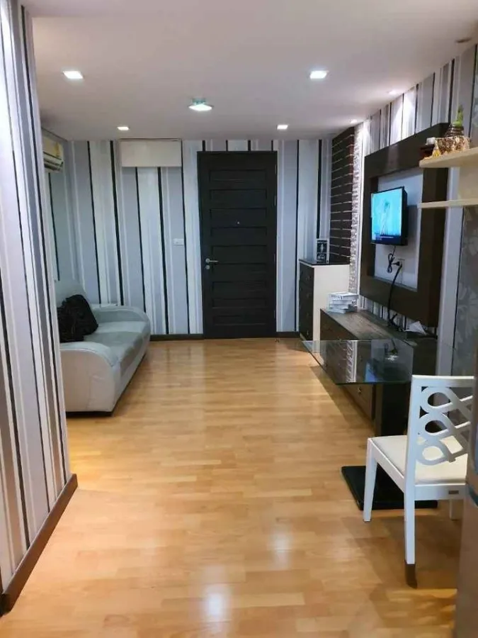 For rent: The Amethyst Sukhumvit 39, well decorated walls. Fully furnished, good price, just come and move in.