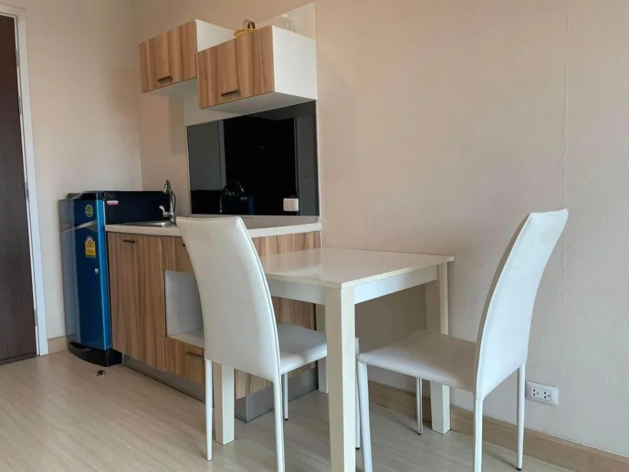 Condo for rent: The Privacy Ngamwongwan 18, 3rd floor, not very high, decorated in a warm style. If you don't book, you'll miss out.