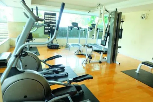Selling The Fine Ari 4 - Phahonyothin. This is the only adjacent unit, making it very quiet and peaceful. It's a slow-life condo perfect for those who