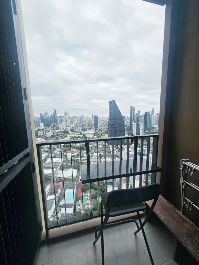 For rent: Oka Haus Sukhumvit 36, 2 bedrooms, plenty of living space, fully furnished, beautiful view from high floor, reserve now!