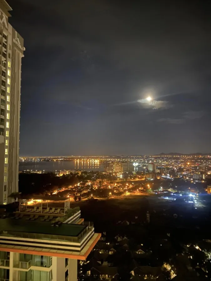 Condo for rent, The Riviera Wongamat Beach (North Pattaya), comfortable bed, sea view, shady, don't miss it.