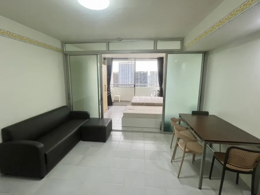 For rent Supalai Park Phahon Yothin 21, room on a very high floor (28th floor), divided into separate rooms, don't miss it.