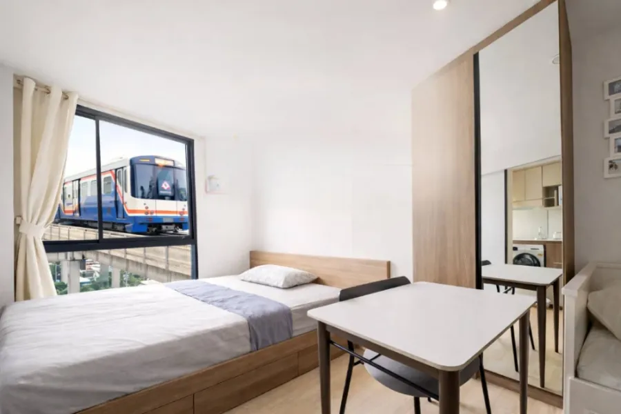 ให้เช่า Nue Core Khu Khot Station ห้องสตูดิโอ ตึก B ห้องสวย แสงดี วิวรถไฟฟ้าจากหน้าต่าง Fully Furnished พร้อมเข้าอยู่