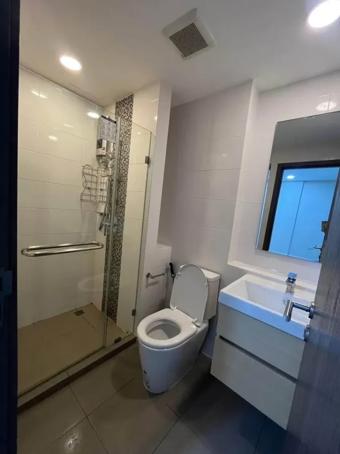 Selling Metro Luxe Rose Gold Phahonyothin-Sutthisan. Beautiful, ready-to-move-in unit with pool view. Convenient location.