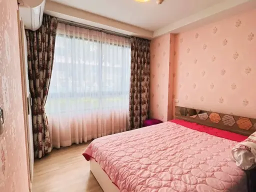 ขาย เช่า J Condo Sathorn-Kallaprapruk ห้องน่าอยู่ ติดวอลเปเปอร์อย่างดี มาพร้อมโซฟาสีชมพูตัวใหญ่น่านั่ง จองเลย