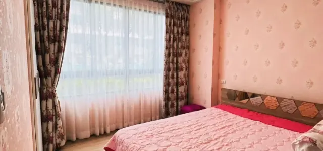 ขาย เช่า J Condo Sathorn-Kallaprapruk ห้องน่าอยู่ ติดวอลเปเปอร์อย่างดี มาพร้อมโซฟาสีชมพูตัวใหญ่น่านั่ง จองเลย images