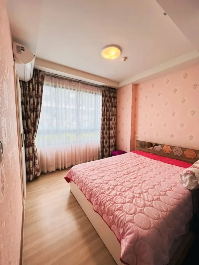 ขาย เช่า J Condo Sathorn-Kallaprapruk ห้องน่าอยู่ ติดวอลเปเปอร์อย่างดี มาพร้อมโซฟาสีชมพูตัวใหญ่น่านั่ง จองเลย