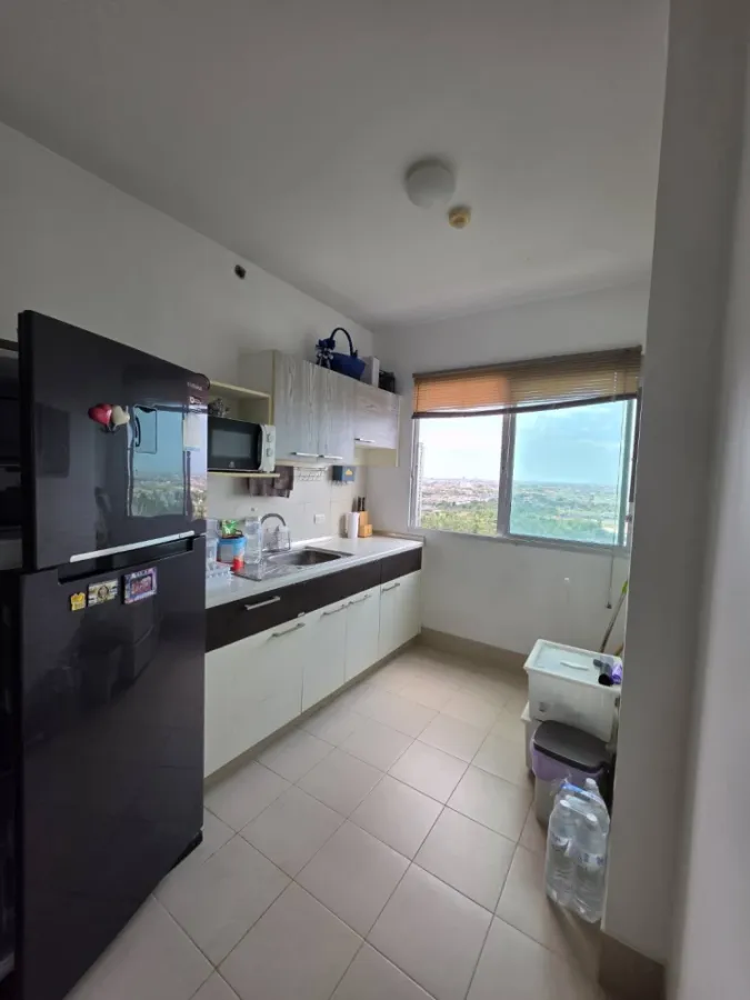 The room is in a very good position, not far from the elevator, not next to the garbage room, pool view, rent at Supalai Park Ratchaphruek-Phetkasem