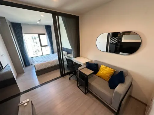 For rent: The Base Phetchaburi - Thonglor, 29th floor, with a high-angle view of Thonglor. Fully furnished. You'll regret it if you miss it.
