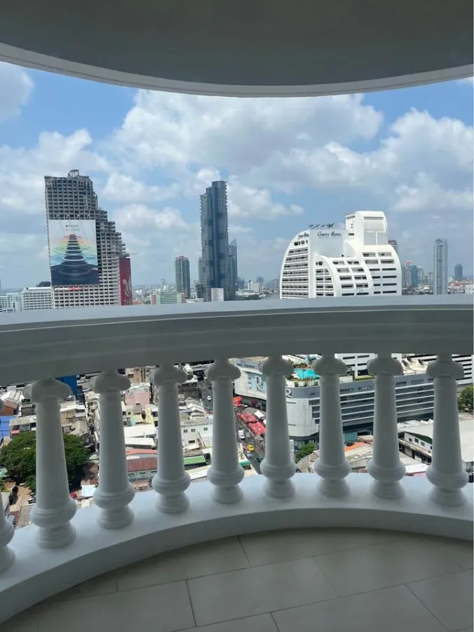 For sale or rent State Tower Condominium, luxury condo in the heart of the city. Decorated with good furniture, luxurious Buit-In, book now.