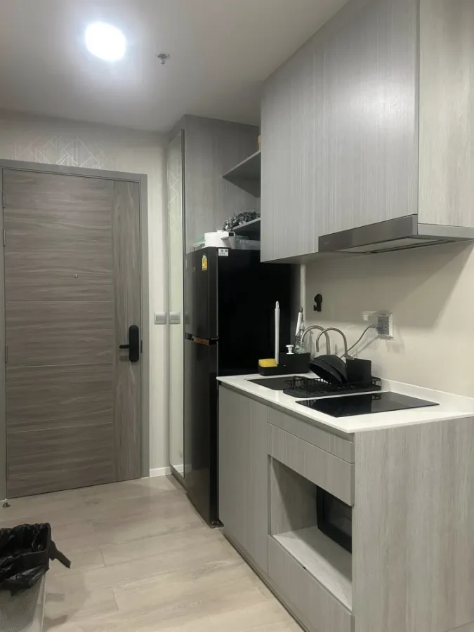 For rent: Modiz Launch, corner unit, Thammasat University view, 20th floor, fully furnished, ready to move in. Suitable for both students and working