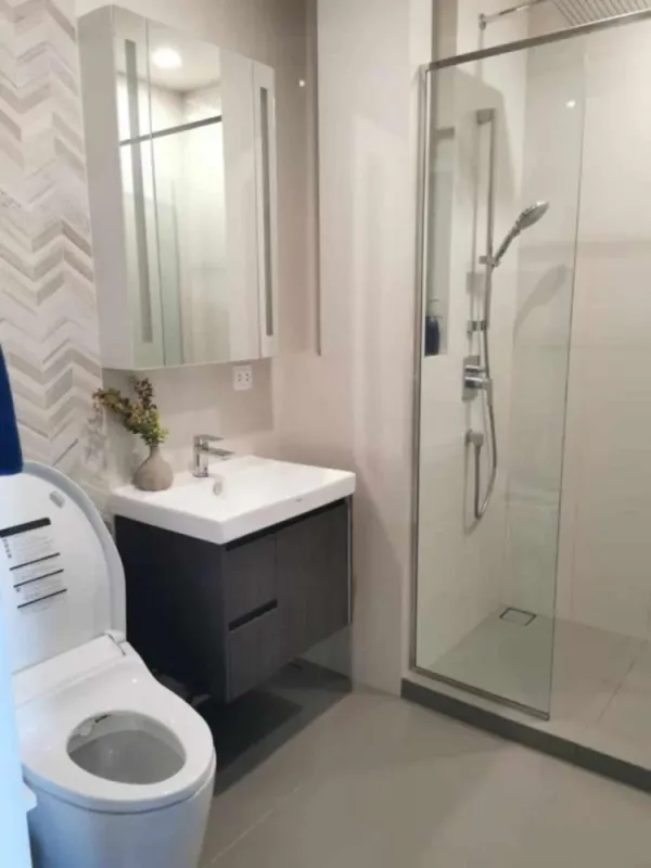 ขาย ให้เช่า Oka Haus Sukhumvit 36 1 ห้องนอน 1 ห้องน้ำ แต่งสวยคุมโทน มาพร้อมเฟอร์นิเจอร์ครบครัน จองเลย