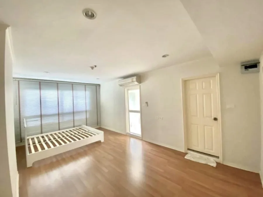For sale Lumpini Place Phahon-Saphan Khwai. The room is fully furnished. Great price. Good like this. Reserve now.