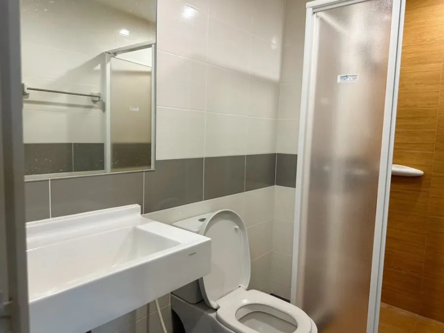 For rent: Rich Park @ Chao Phraya. The room is decorated in white-gray, very chic. There is a washing machine ready to use. Must reserve.