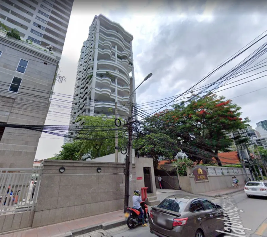 For sale: Le Raffine Sukhumvit 24, very large room with private swimming pool, home-like atmosphere, buy and move in immediately.