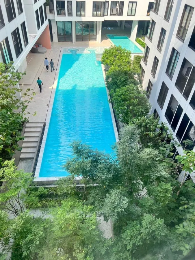 For rent, Chapter Thonglor 25, pool view, north balcony, bathtub, large sofa, very comfortable to sit on. Hurry and reserve now.