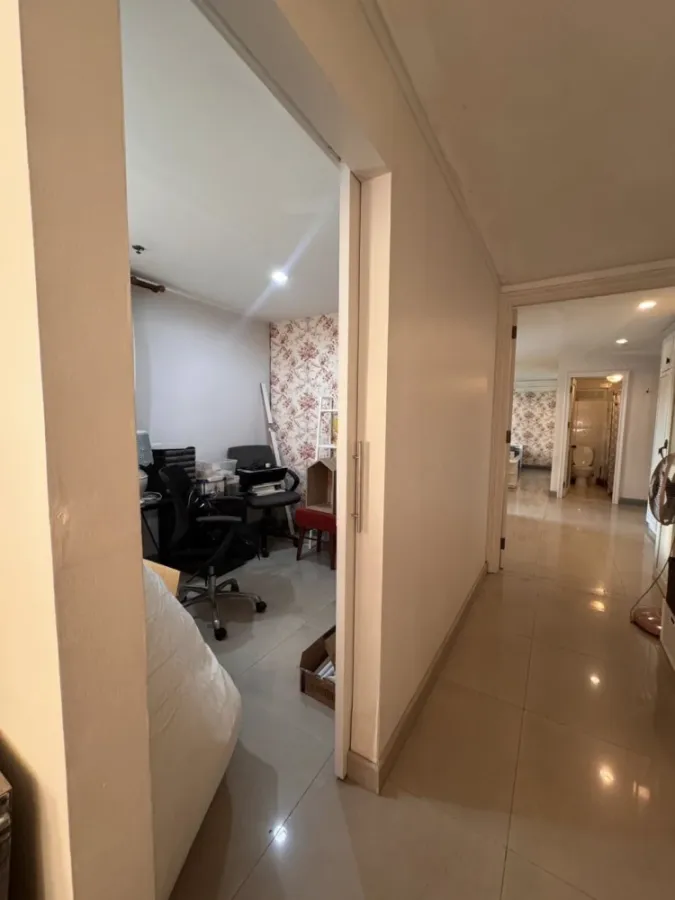 Selling Regent Home 5 Ratchada 19, 2 bedrooms, spacious living area, great location, complete amenities. Don't miss out!
