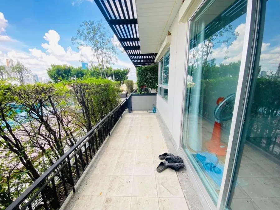 Lumpini Place Suksawat-Rama 2 for sale, spacious room, pool view, with big screen TV, watch movies to your heart's content, don't miss it.
