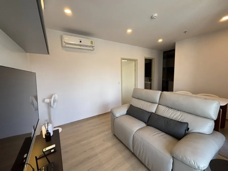 For sale or rent: Life Rama 4 Asok, corner unit, 23rd floor, Benjasiri Park view, built-in furniture, fully furnished with appliances. Book now!