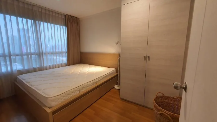 Condo for sale, Lumpini Park Rama 9-Ratchada. The room is decorated very cute. Plus, the room has the most beautiful city view. Hurry up to reserve.