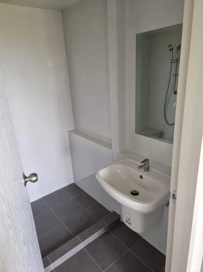 Condo for rent, Niche ID Serithai, clean white tone room comfortable price plus a built-in washing machine, don't miss out