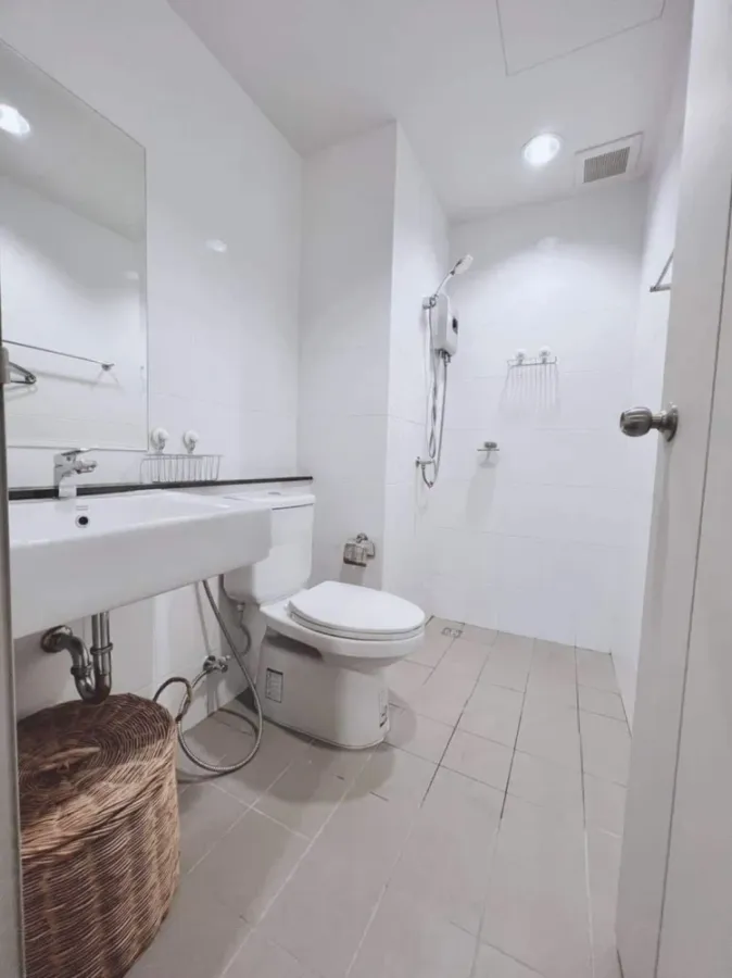 Urgent sale! Unio Sukhumvit 72, ready to move in, fully furnished with appliances. Amazing price! Buy now!