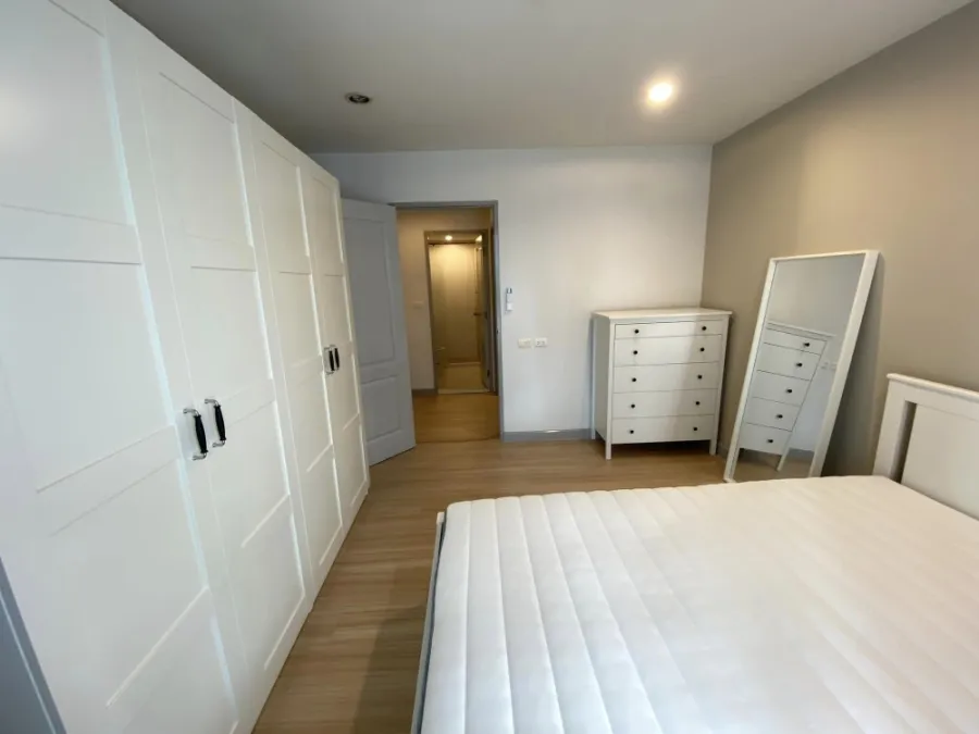 For sale: The Niche Sukhumvit 49, complete with furniture and electrical appliances, great price, reserve now, hurry!