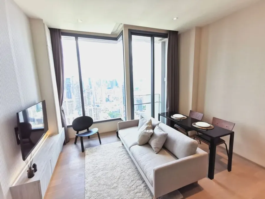 For rent: Esse Asoke, stunning view, unobstructed from the 35th floor, quiet corner room with specially designed built-in storage cabinets. Reserve no