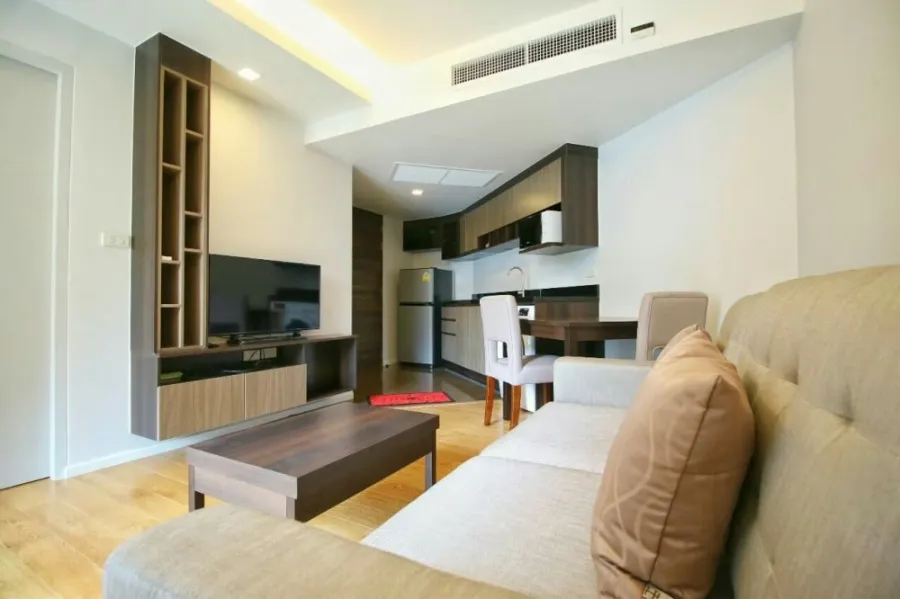 For sale or rent Focus at Ploenchit, corner room, quiet and private. Fully decorated with furniture, reserve now.