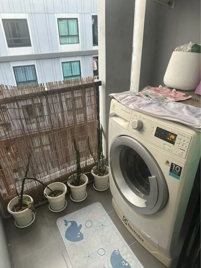 For sale or rent: UNIO Ramkhamhaeng - Serithai, 8th floor unit, high-quality built-in kitchen, swimming pool view. Book now!