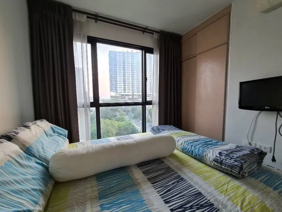 ขายด่วนๆ The Base Cheangwattana ห้องพร้อมอยู่ เฟอร์ เครื่องใช้ไฟฟ้าครบ มาแต่ตัวเข้าอยู่ได้เลย