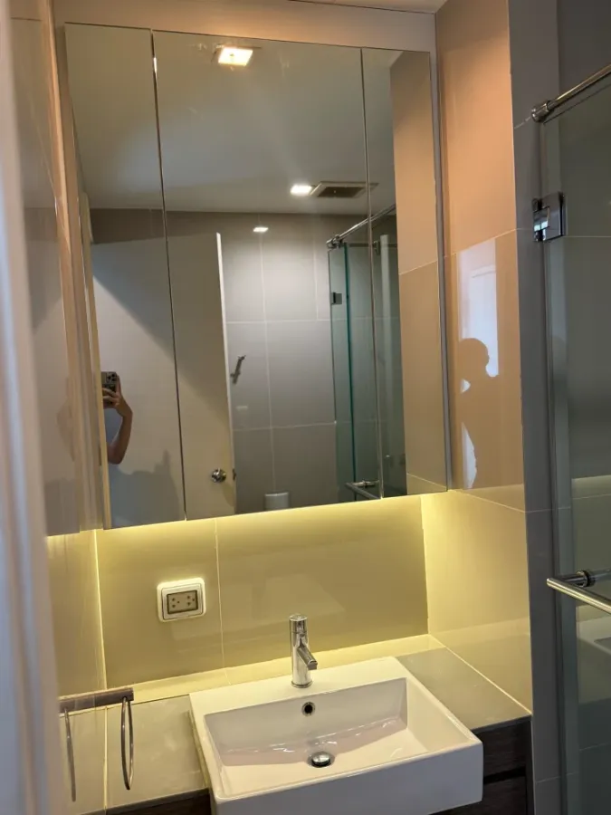 For rent: Quinn Ratchada 17, beautifully decorated room, built-in marble patterned walls, fully furnished, book now.