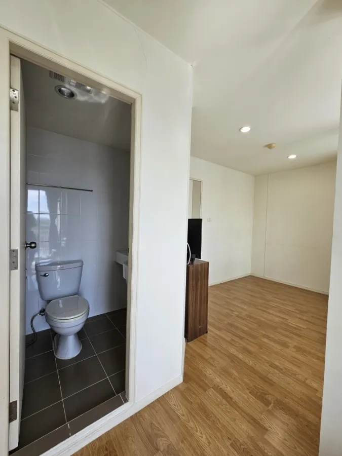 For sale: Lumpini Ville On Nut–Phatthanakan, corner unit with privacy, fully furnished, swimming pool view. Reserve now!