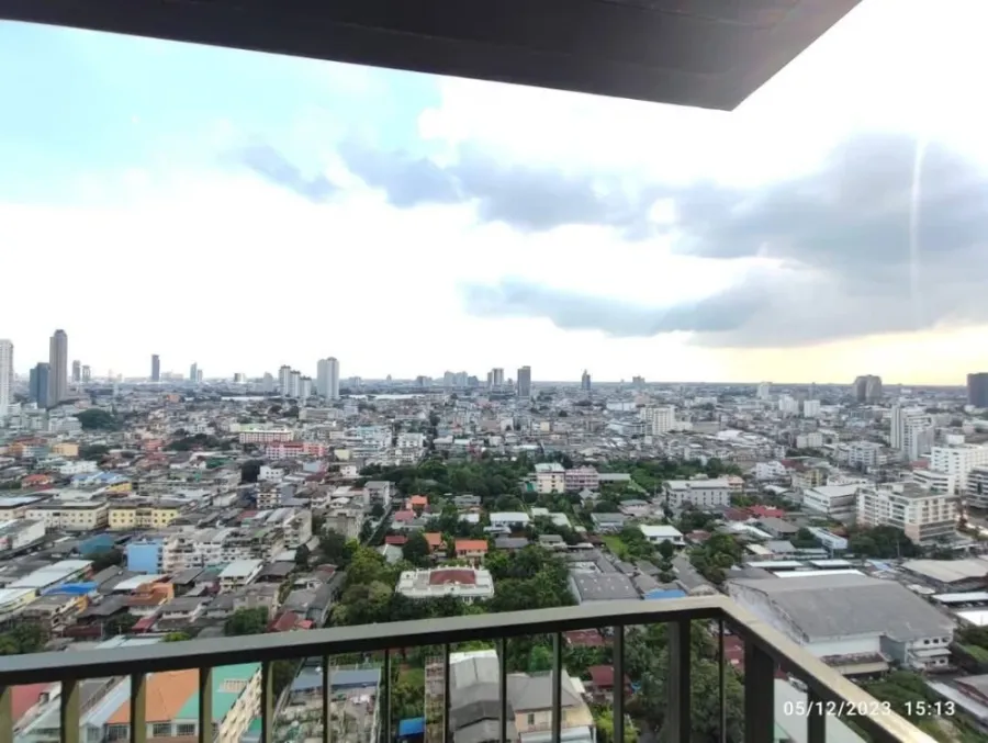 For rent: Teal Sathorn - Taksin, high floor, good view, spacious room with usable space. Just carry one bag and move in.