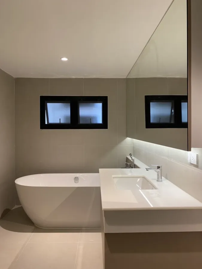 For rent Baxtor Phahon Yothin 14, spacious room, fully furnished, ready to move in, and has a wide balcony, can keep pets, hurry and book now.