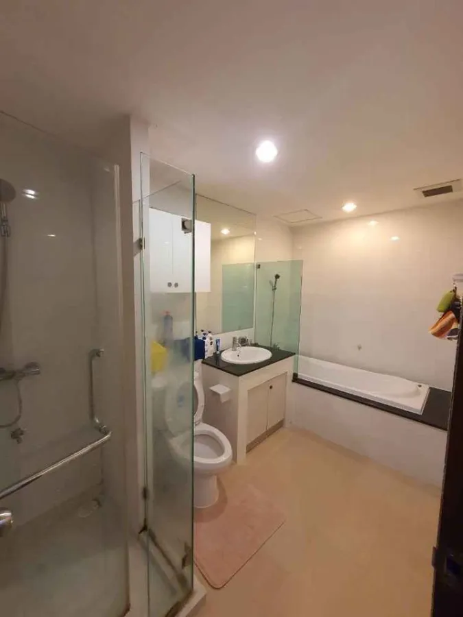 For rent: The Amethyst Sukhumvit 39, well decorated walls. Fully furnished, good price, just come and move in.