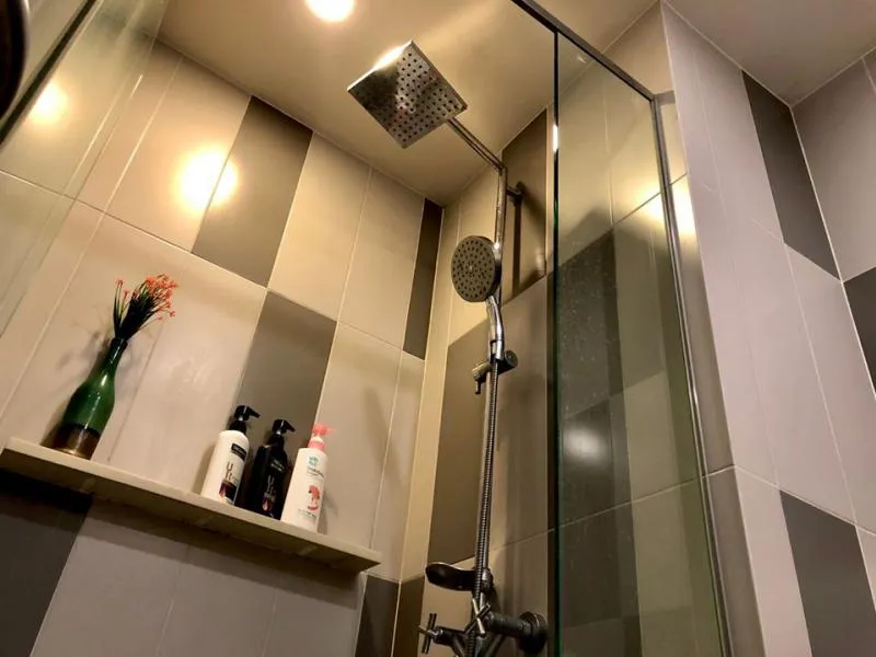 For rent Onyx Phaholyothin, Duplex room, 2 floors, Modern style, with luxurious Chandelier, for only ten thousand.