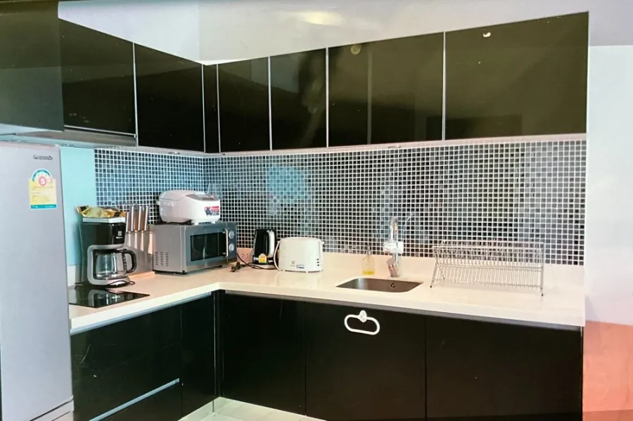 For rent: Eight Thonglor Residences, complete with furniture and electrical appliances. Just come and move in.