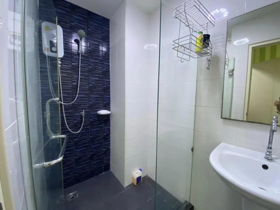 For rent, The Trust Condo, Ngamwongwan, nice room, decorated in bright colors. Install wallpaper in the whole room. Hurry up to reserve.