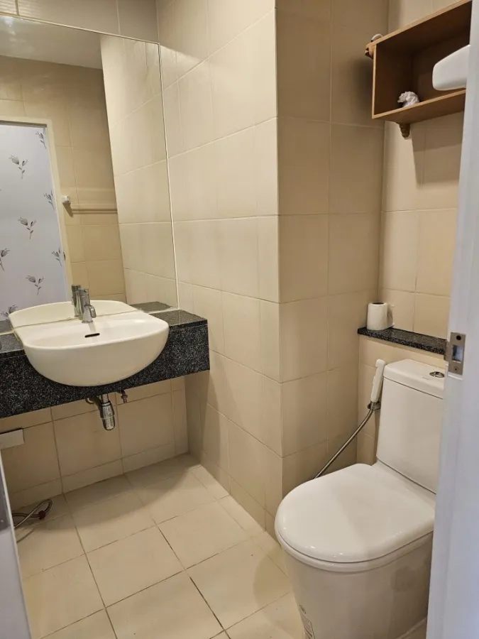For rent: The Light House Sathorn-Charoen Nakhon, 8th floor, room with wallpaper throughout the room. Don't miss it, hurry up.