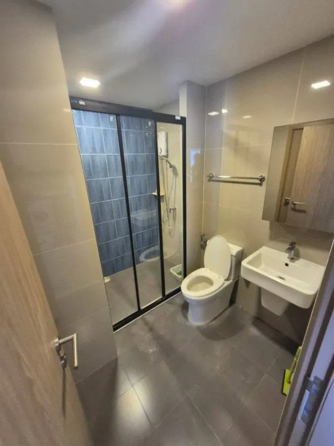 For rent: Nia by Sansiri, spacious room, 18th floor, high view, fully furnished, appliances included, just bring your suitcase and move in.