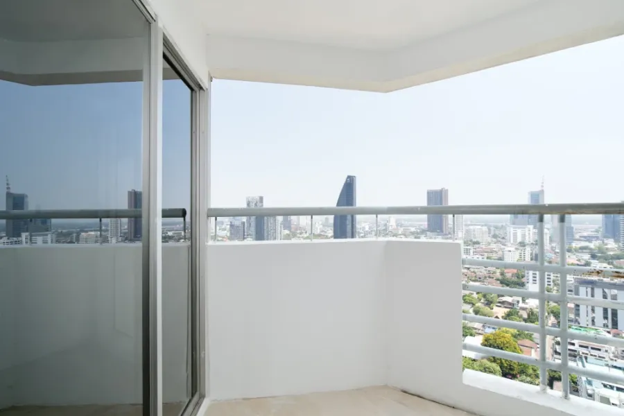 For rent or sale: The Waterford Diamond Sukhumvit 30/1, very high floor, city view, spacious area, hurry and reserve now.