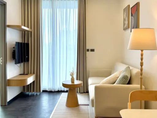Sapphire Luxurious Condo Rama 3 for rent, featuring an extra-large balcony offering stunning views of the Chao Phraya River bend and Bhumibol Bridge, images