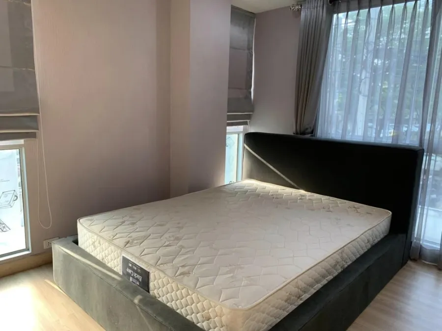 ให้เช่า เดอะ นิชลาดพร้าว 130 ห้องพร้อมอยู่ โซฟาขนาดใหญ่เวอร์ พักผ่อนสบายมาก รีบจองได้เลย